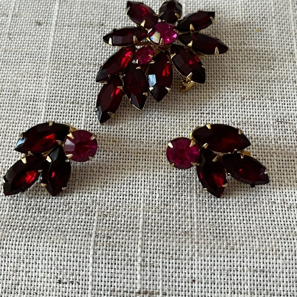 Vintage Weiss Red Rhinestone gold tone Brooch Earrings Set..jewelry set..